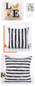 Vue détaillée de trois housses de coussin avec motifs de cœur et d'ancre en feuille d'or