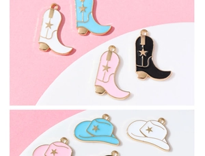 Detalle de dijes de esmalte de bota y sombrero vaquero con estrellas doradas