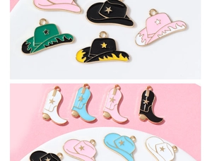 Detalle de colgantes western de esmalte con forma de sombrero y bota de vaquero para joyería DIY