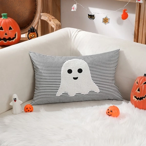Cuscino lombare fantasma BOO di Halloween con strisce bianche e nere su divano