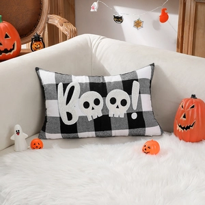 Cuscino Halloween BOO! fantasma a quadri bianchi e neri su un divano bianco decor