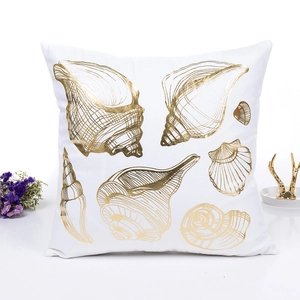 Weißer Kissenbezug mit goldenem Muscheldruck und eleganter Goldfolien-Veredelung