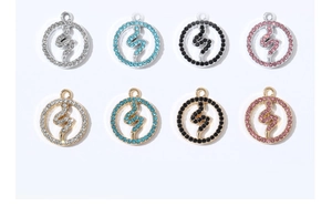 Detalle macro de colgantes de circonita en forma de S para joyería DIY en oro y plata