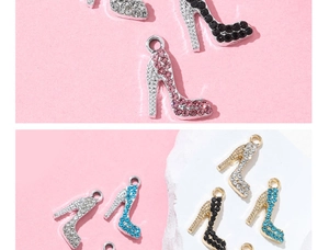 Dettaglio dei ciondoli a forma di scarpa con tacco con strass colorati e placcatura