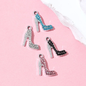 Ciondoli a forma di tacco alto in lega d'argento con strass in blu, bianco, nero e rosa
