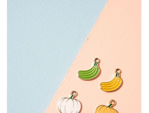 Détail de breloques émaillées en forme de citrouille et banane pour bijoux DIY