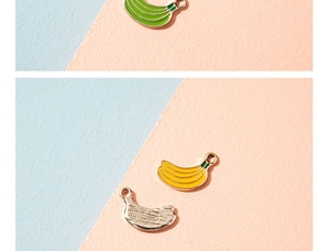 Détails des pendentifs bananes en émail jaune et vert pour la création de bijoux DIY