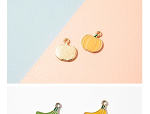 Détails macro de pendentifs en alliage citrouille et banane avec texture dorée
