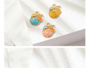 Detalle de dijes de esmalte de bebida de coco con sombrilla para joyería artesanal DIY