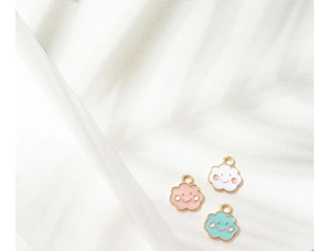 Detailansicht der rosa, weißen und blauen Wolkenanhänger für DIY-Schmuckherstellung