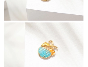 Detalle del colgante de cóctel de coco con esmalte azul y sombrilla amarilla
