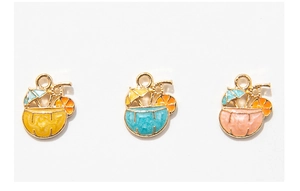 Detalle de dijes coloridos de bebida de coco en esmalte con sombrillas para joyería DIY