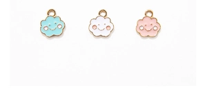 Detailansicht bunter Legierungs-Wolken-Lächeln-Anhänger für DIY-Schmuck und Bastelarbeiten
