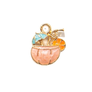 Colgante de bebida de coco de verano con detalles en esmalte colorido y base de aleación