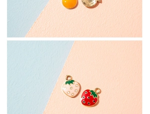 Detail von Erdbeer und Orangen Emaille Anhängern mit Metallschlaufe für DIY Schmuck