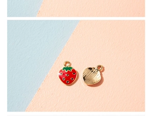 Details des roten Emaille-Erdbeer-Anhängers mit goldener Rückseite für DIY-Schmuck