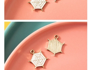 Makro-Detail weißer Emaille-Spinnennetz-Anhänger mit Vergoldung für DIY-Schmuck