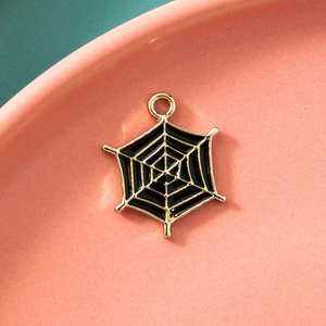 Halloween Spinnennetz Anhänger aus Goldlegierung mit schwarzer Emaille für DIY-Schmuck