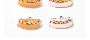 Macro-detail van cartoon hotdog emaille bedeltjes voor DIY-sieraden en sleutelhangers