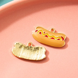 Kleurrijke emaille hotdog hangers met goudkleurige textuur achterkant voor sieraden