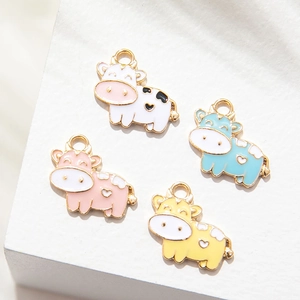 Simpatico Ciondolo in Lega di Smalto a Forma di Mucca con Motivo a Cuore Ciondoli Animali per Fai da Te Bracciale Portachiavi Collana Accessori