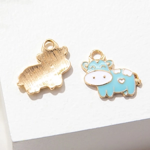 Ciondolo a forma di mucca in smalto con cuore blu e retro in metallo dorato per fai-da-te