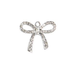 Elegante colgante de lazo plateado con brillantes pedrería y cierre metálico de anillo