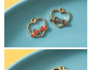 Detail von roten und schwarzen herzförmigen Love-Anhängern mit Vergoldung für DIY-Schmuck