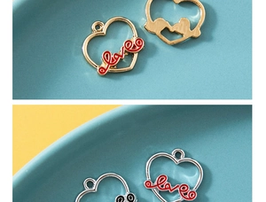 Makroansicht herzförmiger Metallanhänger mit Love-Schriftzug und Pfotenmuster-Gravur