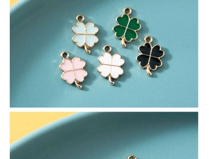 Makro-Detail von Kleeblatt-Anhängern aus Legierung in verschiedenen Farben für DIY-Schmuck