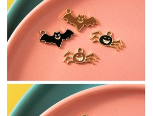 Gros plan de pendentifs Halloween chauve-souris et araignée avec émail coloré