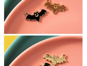 Vue détaillée des pendentifs chauve-souris en émail noir et marron avec dos texturé doré