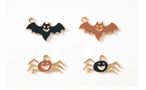 Détail des breloques d'Halloween chauve-souris et araignée avec bords dorés