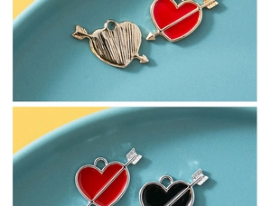 Macrodetail van Cupido pijl hartvormige bedels met emaille voor DIY-sieraden