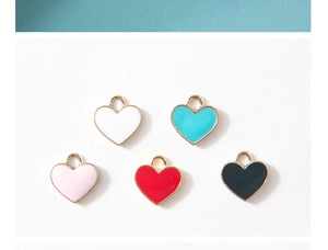 Flache Ansicht von fünf bunten Herzanhängern mit Goldrand und Emaille-Füllung für DIY-Schmuck