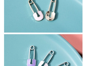 Vue macro de pendentifs trombones argentés avec détails en émail goutte d'huile pastel