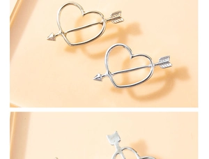 Dettaglio di ciondoli cuore con freccia di Cupido in placcatura oro e argento per DIY