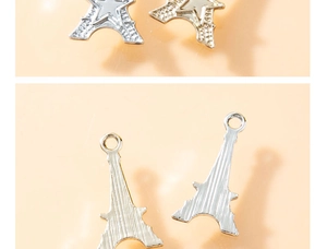 Detailaufnahme von Eiffelturm-Anhängern aus Legierung in Silber und Gold