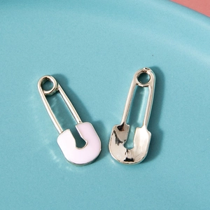Pendentifs trombone en argent avec émail rose sur fond en céramique bleu clair