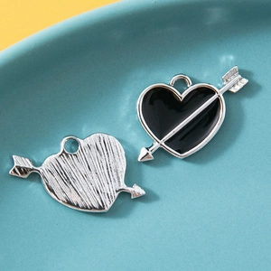 Cupido pijl hart hanger set met zwart emaille en geborstelde metalen achterkant