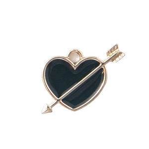 Cupidopijl door hart hanger met zwart emaille en goudkleurige metalen rand