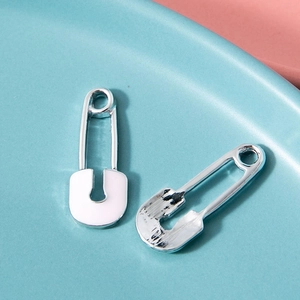 Pendentifs épingle de sûreté en argent et émail blanc sur plateau en céramique bleue