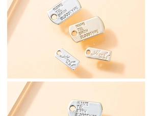 Macro-detail van gegraveerde metalen identiteitsplaatjes in zilver en goud met tekst