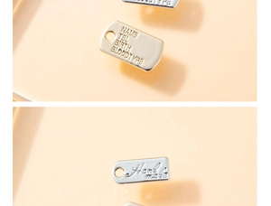 Macro-opname van gegraveerde legering labels met NAME en BLOODTYPE voor DIY-sieraden