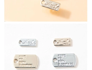 Macro-opname van zilveren en gouden DIY metalen labels met Hand Made en ID gravures