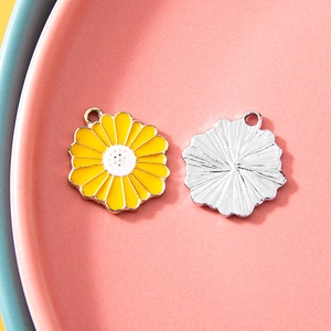 Daisy flower DIY jewelry pendant in yellow enamel and silver alloy for necklaces