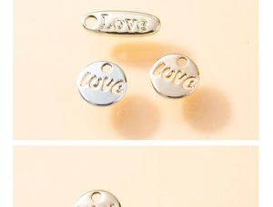 Détail macro de pendentifs Love en alliage pour création de bijoux DIY en or et argent