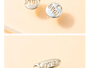 Détails macro des breloques évidées LOVE plaquées argent pour la création de bijoux