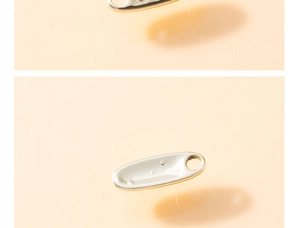 Gros plan d'un pendentif d'amour évidé en alliage d'argent pour colliers ou bracelets