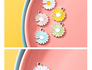 Detail von bunten Gänseblümchen-Anhängern für DIY-Armbänder in Pastellfarben